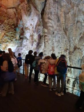 Visitant les coves de Canelobre